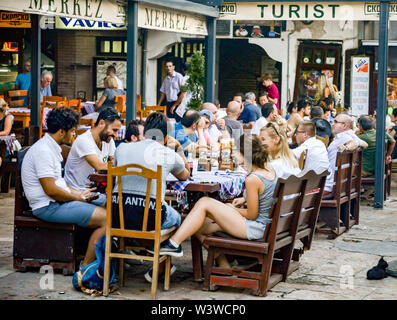 SKOPJE, MAZEDONIEN - 23. AUGUST 2019: Alte Basar. Restaurant kunden Essen, Kontakte knüpfen und außerhalb in der Mazedonischen Klima im Sommer entspannen. Stockfoto