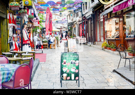 SKOPJE, MAZEDONIEN - 23. AUGUST 2019: Alte Basar. Restaurant kunden Essen, Kontakte knüpfen und außerhalb in der Mazedonischen Klima im Sommer entspannen. Stockfoto