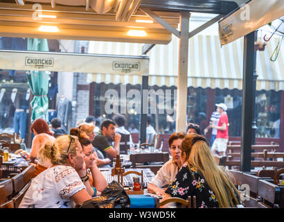 SKOPJE, MAZEDONIEN - 23. AUGUST 2019: Alte Basar. Restaurant kunden Essen, Kontakte knüpfen und außerhalb in der Mazedonischen Klima im Sommer entspannen. Stockfoto