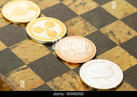 Mehrere cryptocurrencies, bitcoin, des Astraleums, litecoin, Welligkeit am Schachbrett. Stockfoto