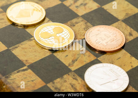 Mehrere cryptocurrencies, bitcoin, des Astraleums, litecoin, Welligkeit am Schachbrett. Stockfoto