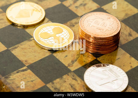 Mehrere cryptocurrencies, bitcoin, des Astraleums, litecoin, Welligkeit am Schachbrett. Stockfoto