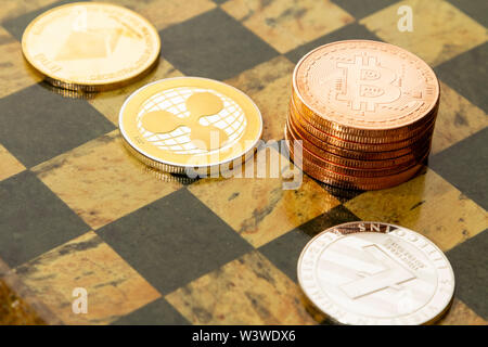 Mehrere cryptocurrencies, bitcoin, des Astraleums, litecoin, Welligkeit am Schachbrett. Stockfoto