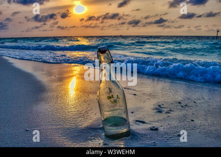 Dieses einzigartige Foto zeigt ein Glas Flasche Sand in Ihrem Sonnenrad am Strand der Malediven Stockfoto