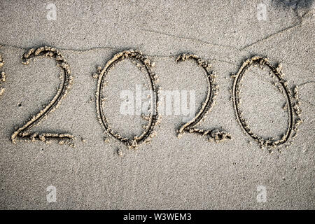 Dieses einzigartige Foto zeigt die 2020 Jahr in den Sand geschrieben. Dieses Bild wurde auf einer Insel der Malediven genommen Stockfoto