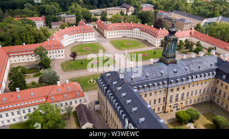 16 Juli 2019, Sachsen, Wermsdorf: Blick von Hubertusburg Schloss, mit einer Drohne getroffen. Europas größte Hunting Lodge hat einen Bruchteil seiner verlorenen Garten zurück. Mit rund 40 Freiwilligen, die Kölner Aktionskünstler ist seit dem 1. Juli frei, einige der zentralen Formen der Schmuck in der ehemaligen Park schneiden. Auf 10.000 Quadratmetern, die zentrale Achse und zentrale Teile des barocken Garten Zusammensetzung haben auferstanden - ein Zehntel der ehemaligen Komplex. Aber die Besucher der 'Sächsische Versailles' haben sich zu beeilen, weil es eine temporäre ist Arbeit. Es wächst innerhalb von zwei Wochen. Foto: Jan Woitas/dpa-Zentralbild/dpa Stockfoto