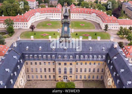 16 Juli 2019, Sachsen, Wermsdorf: Blick von Hubertusburg Schloss, mit einer Drohne getroffen. Europas größte Hunting Lodge hat einen Bruchteil seiner verlorenen Garten zurück. Mit rund 40 Freiwilligen, die Kölner Aktionskünstler ist seit dem 1. Juli frei, einige der zentralen Formen der Schmuck in der ehemaligen Park schneiden. Auf 10.000 Quadratmetern, die zentrale Achse und zentrale Teile des barocken Garten Zusammensetzung haben auferstanden - ein Zehntel der ehemaligen Komplex. Aber die Besucher der 'Sächsische Versailles' haben sich zu beeilen, weil es eine temporäre ist Arbeit. Es wächst innerhalb von zwei Wochen. Foto: Jan Woitas/dpa-Zentralbild/dpa Stockfoto