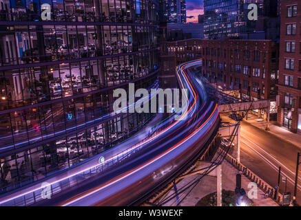 Leichte Wanderwege, von zwei Chicago EL Züge, aus Brunnen Kinzie Parkplatz Garage, Nähe Bahnhof Merchandise Mart, in der Dämmerung Stockfoto