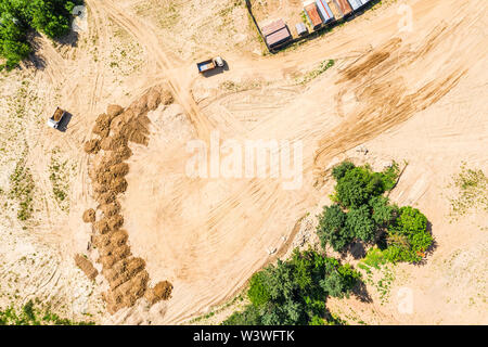 Antenne Blick von oben auf die Website für den Bau neuer Gebäude bereit. Land für den Bau vorbereitet wird. Stockfoto