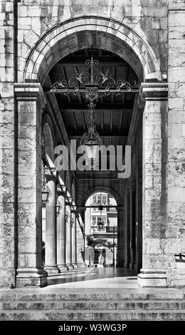 Bögen mit Laterne in Santander, Spanien Stockfoto