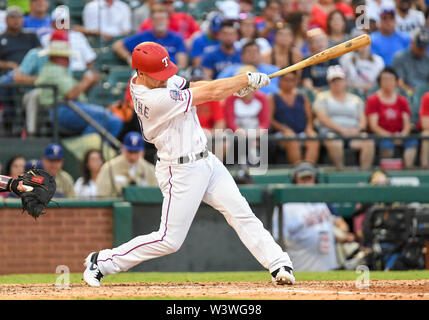 Arizona, USA. 17. Juli 2019. Texas Rangers first baseman Logan Forsythe #41 Hits einen solo Home Run in der Unterseite des zweiten Inning bei einem interleague MLB Spiel zwischen der Nationalen Liga Team die Arizona Diamondbacks und der Texas Rangers bei Globe Life Park in Arlington, Virginia besiegt Texas 19-4 Albert Pena/CSM Credit: Cal Sport Media/Alamy leben Nachrichten Stockfoto