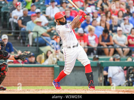 Arizona, USA. 17. Juli 2019. Texas Rangers linken Feldspieler Danny Santana #38 Hits der ersten von zwei Home Runs in der Unterseite des zweiten Inning bei einem interleague MLB Spiel zwischen der Nationalen Liga Team die Arizona Diamondbacks und der Texas Rangers bei Globe Life Park in Arlington, Virginia besiegt Texas 19-4 Albert Pena/CSM Credit: Cal Sport Media/Alamy leben Nachrichten Stockfoto