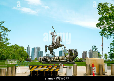 New York City/USA - Mai 25, 2019 UN-Geschenk, Garten, Gute besiegt das Böse Statue vor dem Gebäude der Vereinten Nationen, 1. Avenue, NYC Stockfoto