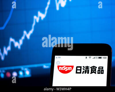 In diesem Foto Illustration der Nissin Food Products Co., Ltd.-Logo wird auf dem Smartphone angezeigt Stockfoto