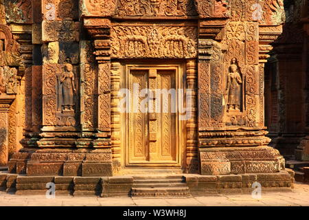 Banteay Srei Siem Reap Schloss ist eines der schönsten Schlösser in Kambodscha Bau von rosa Sandstein in Muster im Zusammenhang mit Hinduis geschnitzt Stockfoto