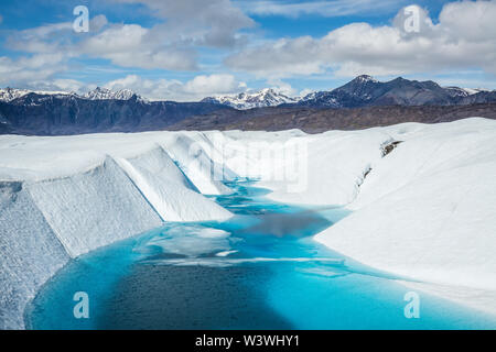 Ein tiefes Blau supraglazialen See auf dem weißen Eis Der Matanuska Gletscher. Der See ist von schmelzendem Eis laufen über mehrere Täler gebildet. Stockfoto