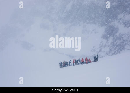 Eine Gruppe von Kletterern eine Auszeit nimmt in einem Mai Blizzard auf Mt Rainier Stockfoto