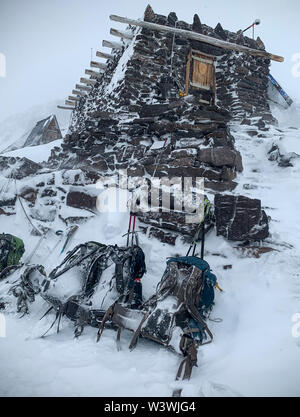 Der Schnee Packs kann während eines Sturms auf Mount Rainier in Washington. Stockfoto