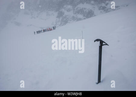 Eine Gruppe von Bergsteigern ruht während einer kann Blizzard auf Mount Rainier Stockfoto