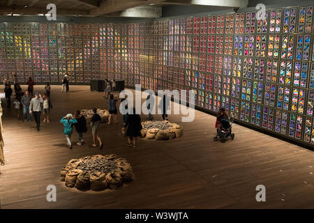 Die Leute, die ihren Weg obwohl das Museum für Alte und Neue Kunst, MONA, wandern durch das Kunstwerk Schlange, von sindey Nolan, in Hobart, Tasmanien, Australien. Stockfoto