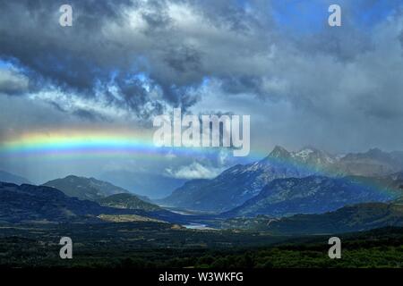 Einen schönen Regenbogen über die Berge in Coyhaique, Chile Stockfoto