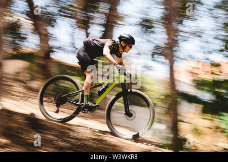 Geschwindigkeit Verwischen der männlichen Mountainbike Radfahrer bergab Stockfoto