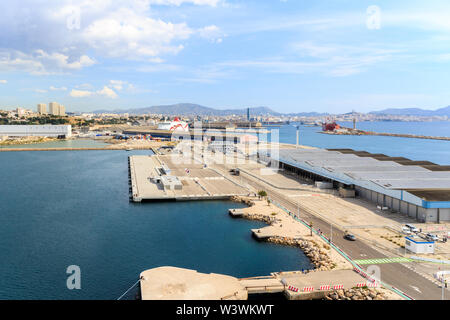 Marseille, Frankreich - 8. September 2015: Blick auf den Hafen. Die Stadt ist ein beliebtes Ziel für Kreuzfahrtschiffe. Stockfoto