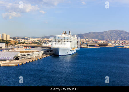 Marseille, Frankreich - 8. September 2015: Die Royal Caribbean Cruise Ship Allure of the Seas im Hafen. Die Stadt ist ein beliebtes Ziel f Stockfoto