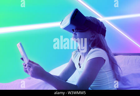 Das zusammengesetzte Bild von Mädchen mit Technologie beim Tragen von virtual reality Simulator Stockfoto