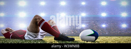 Das zusammengesetzte Bild im Rugby player liegen auf dem Feld. Stockfoto