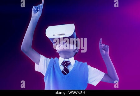 Das zusammengesetzte Bild der Schüler tragen virtual reality Headset genießen. Stockfoto