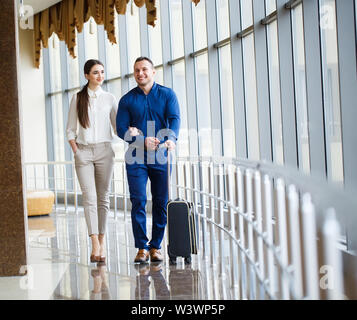 Verliebtes Paar im Urlaub. Paare, die in den Flughafen. Stockfoto