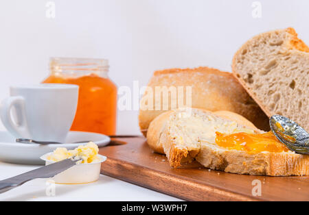 Morgen Tabelle. Frühstück mit Kaffee, Marmelade und selbstgebackenem Brot Stockfoto