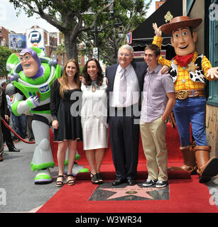 LOS ANGELES, Ca. Juni 02, 2010: Komponist Randy Newman & Familie auf dem Hollywood Boulevard, wo Newman heute mit einem Stern auf dem Hollywood Walk of Fame geehrt wurde. © 2010 Paul Smith/Featureflash Stockfoto