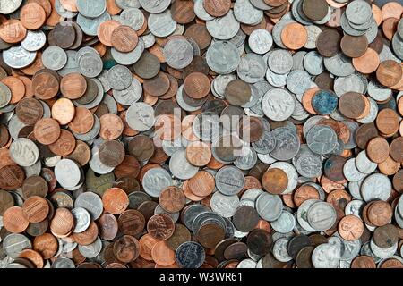 Loose Change in einem Haufen. Stockfoto