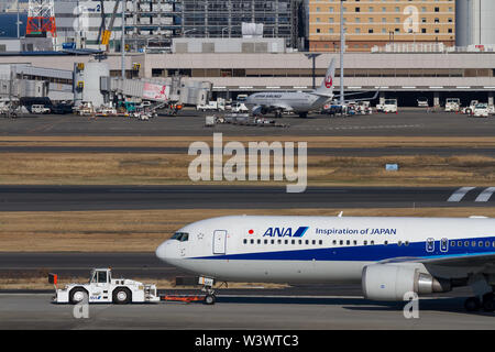 Eine All Nippon Airways (ANA) Boeing 767-381(er) am Haneda International Airport, Tokio, Japan. Stockfoto