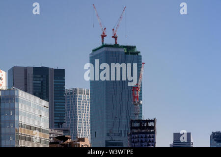 Krane auf dem unfertigen Shibuya Stream-Gebäude und andere, die Teil der Umbauprojekte in Shibuya, Tokio, Japan sind. Stockfoto