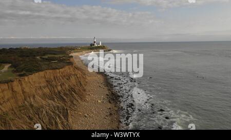 Atlantik Wellen am Strand von Montauk Point Light, Leuchtturm, Long Island, New York, Suffolk County Stockfoto