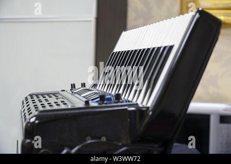 Keyboard Akkordeon stehen auf dem Tisch Stockfoto