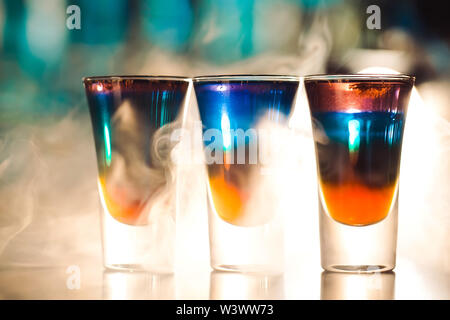 Bunte leckere Schüsse an der Bar aus Holz. Stockfoto