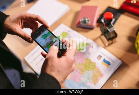 Konzept. Spion nimmt auf dem Foto Dokumente. Dieb im Büro Stockfoto