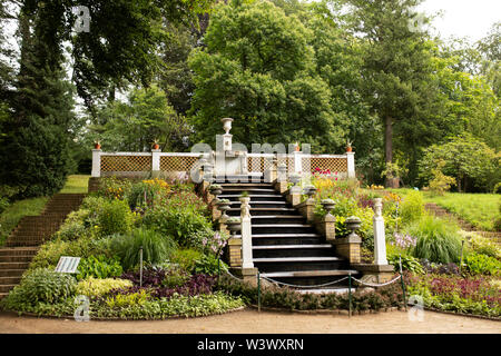 Die Wassertreppe aus dem 19. Jahrhundert im Paradiesgarten des Botanischen Gartens in Potsdam. Stockfoto