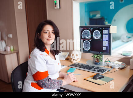 MRT-Gerät und Bildschirme mit Arzt und Krankenschwester Stockfoto