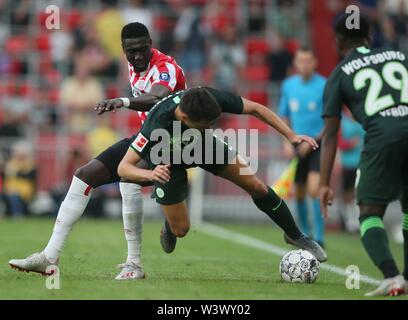 Eindhoven, Niederlande. 17. Juli 2019. firo: 17.07.2019, Fußball, Saison 2019/2020, PSV Eindhoven - VfL Wolfsburg Freundschaftsspiel, Freundschaftsspiel, Single Action, vollständige Abbildung, | Nutzung der weltweiten Kredit: dpa/Alamy leben Nachrichten Stockfoto