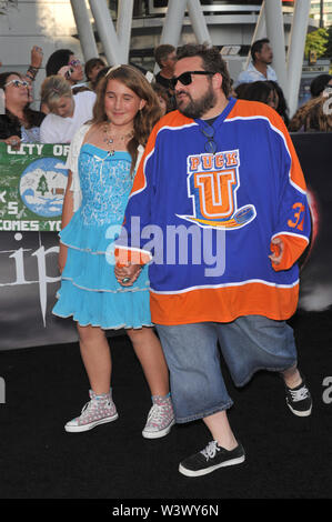 LOS ANGELES, Ca. Juni 25, 2010: Kevin Smith & Tochter bei der Premiere von "Die Twilight Saga: Eclipse' im Nokia Theater in Los Angeles. Leben. © 2010 Paul Smith/Featureflash Stockfoto