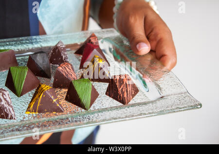 Bunte dunkle Schokolade Pralinen auf Glas. Stockfoto