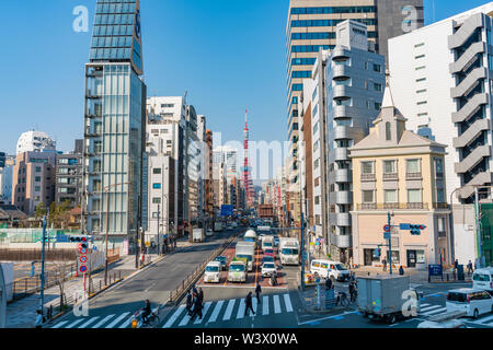 Blick auf den Tokyo Tower und eine verkehrsreiche Straße in Japan Stockfoto