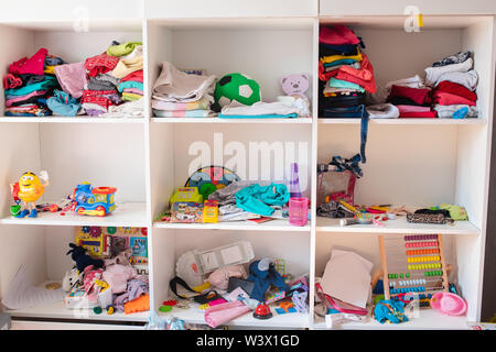 Die unordentliche Kinderzimmer bei Tageslicht. Blick über unordentlich in die Kid s Zimmer bei Tageslicht. Kinder spielten im Zimmer und links ein komplettes Chaos. Spielzeug sind alle verstreut Stockfoto