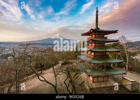 Mount Fuji Pagode und bei Sonnenaufgang Stockfoto