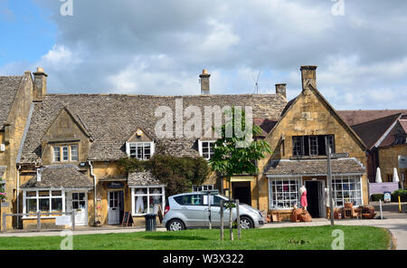 Geschäfte im Broadway, Worcestershire, England, Großbritannien Stockfoto